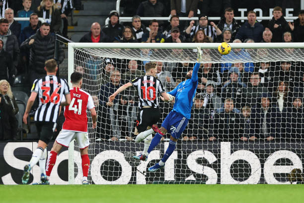 Anthony Gordon scores during the Arsenal vs Newcastle Premier League match at St. James Park on November 4, 2023 in Newcastle.