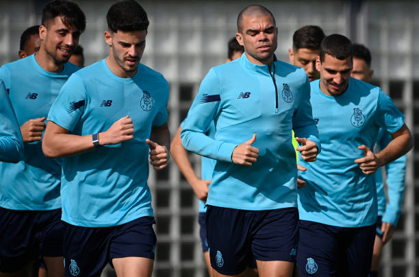 Pepe and teammates training before Porto vs Arsenal Champions League match.