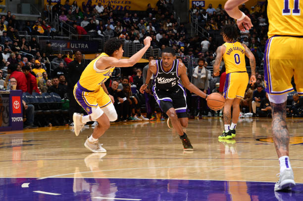 De'Aaron Fox of the Kings drives to the basket during the game against the Lakers at the Crypto.Com Arena.